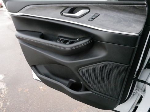 Used 2023 Jeep Grand Cherokee L Limited w/ Black Appearance Package image 27