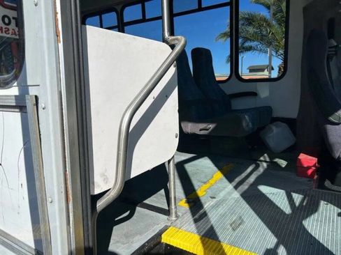 Used 2006 Ford E-350 and Econoline 350 Super Duty image 36