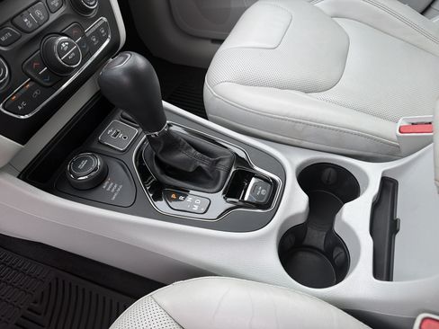Used 2020 Jeep Cherokee Limited AWD/4WD image 21