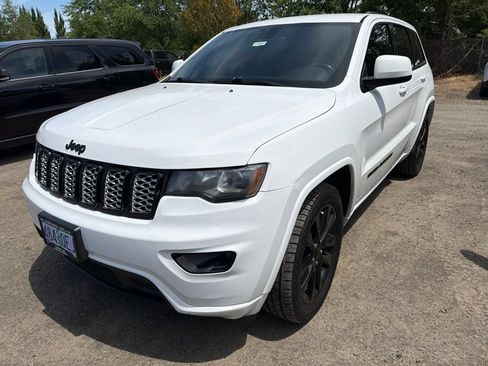 Used 2017 Jeep Grand Cherokee Altitude RWD image 3