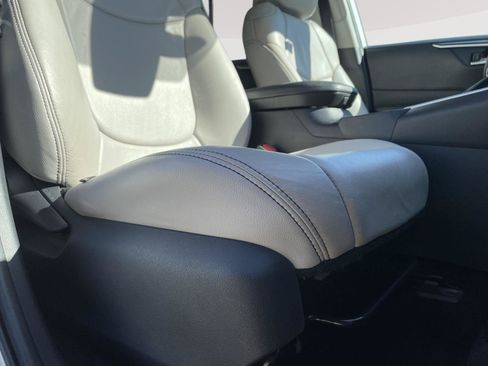 Used 2019 Toyota RAV4 XLE FWD image 18