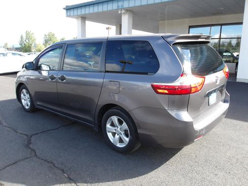 Used 2015 Toyota Sienna L FWD image 3