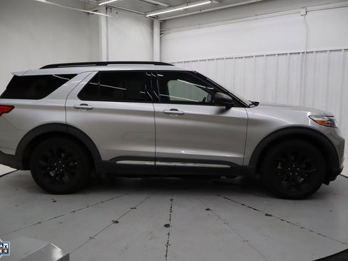 Used 2021 Ford Explorer XLT w/ Equipment Group 202A image 2