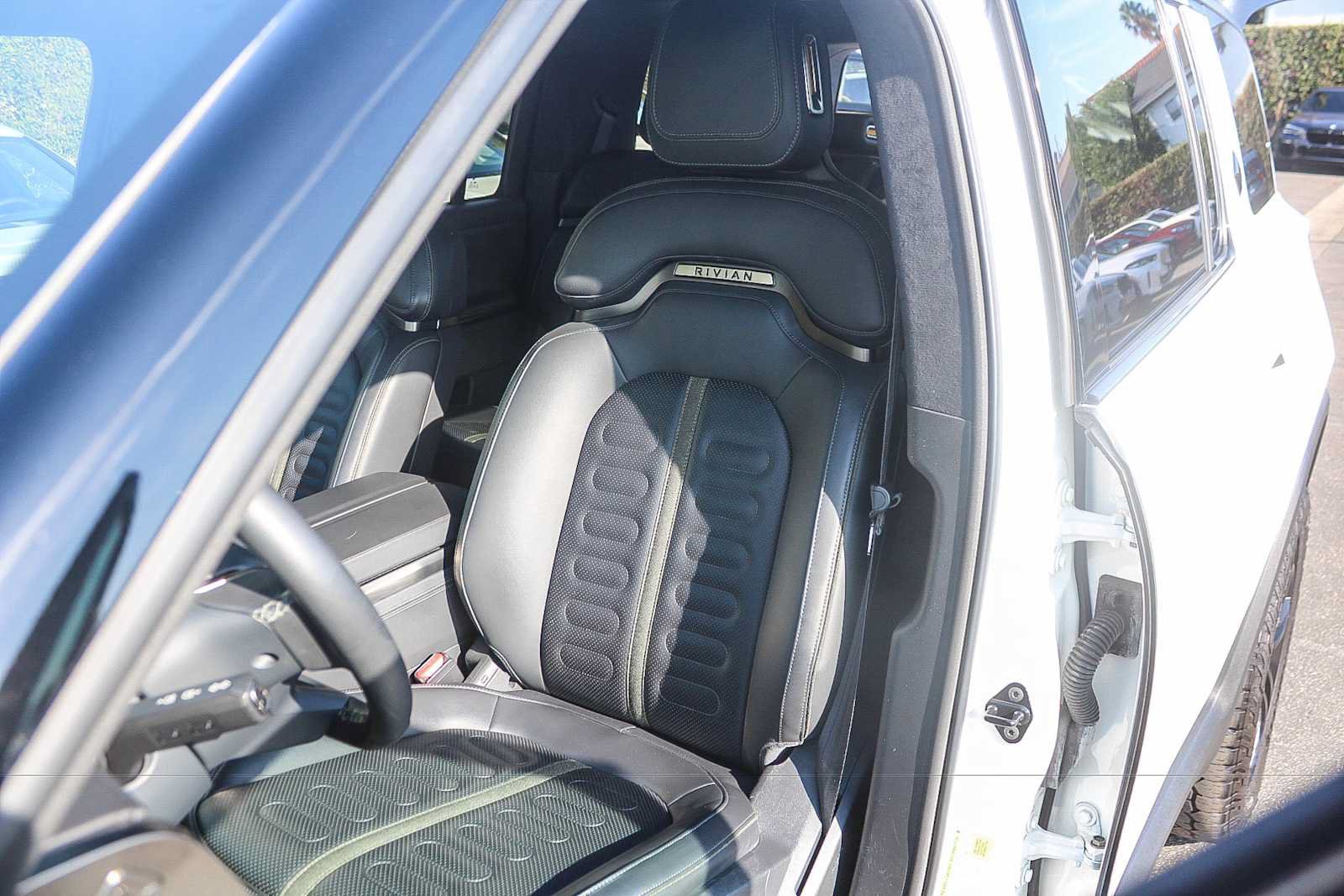 Used 2025 Rivian R1S Adventure Dual AWD/4WD image 42