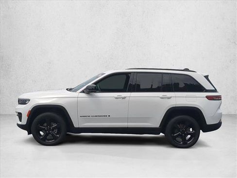 Used 2024 Jeep Grand Cherokee Altitude RWD image 9