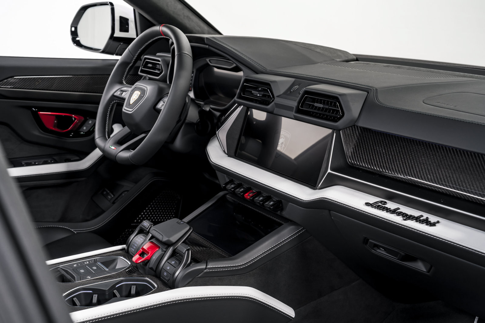 Used 2025 Lamborghini Urus SE AWD/4WD image 36