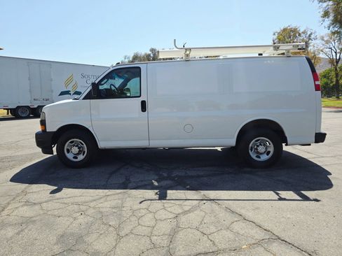 Used 2018 Chevrolet Express 2500 w/ Driver Convenience Package RWD image 5