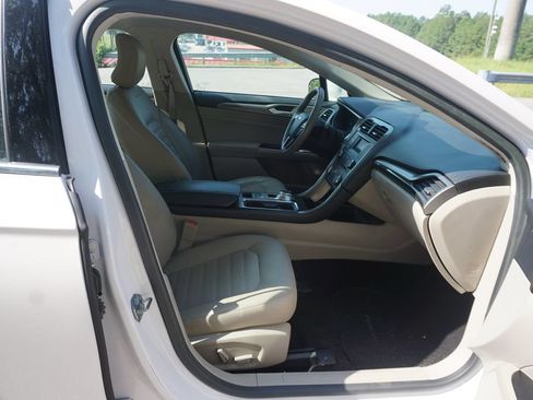 Used 2017 Ford Fusion SE FWD image 15