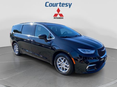 Used 2025 Chrysler Pacifica Select FWD image 8