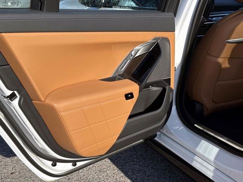 Used 2023 BMW 740i image 11