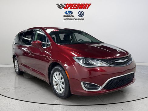 Used 2018 Chrysler Pacifica Touring Plus FWD image 2