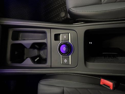 Used 2025 Volkswagen Tiguan SE image 24