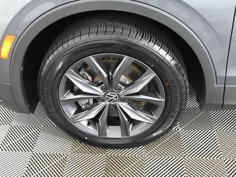 Used 2023 Volkswagen Tiguan SE w/ Panoramic Sunroof Package image 28