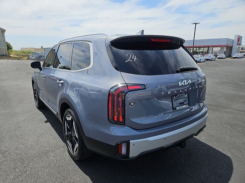 Used 2024 Kia Telluride EX w/ EX Captain's Chair Package FWD image 3