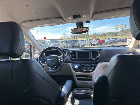Used 2020 Chrysler Pacifica Touring-L image 19