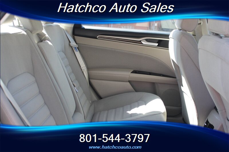 Used 2017 Ford Fusion SE FWD image 18