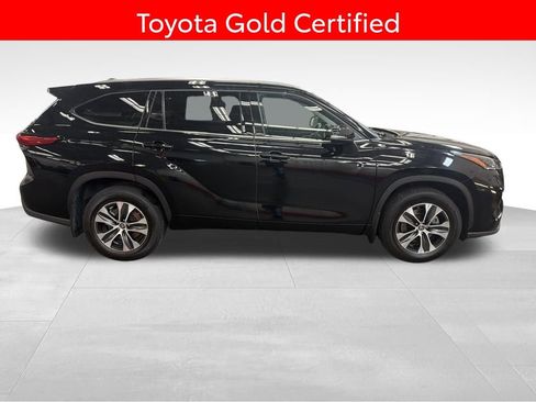 Certified 2021 Toyota Highlander XLE image 2