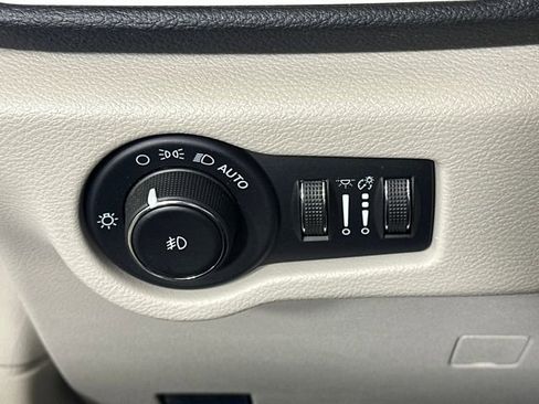 Used 2022 Chrysler Pacifica Touring-L image 19