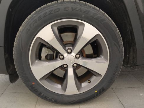 Used 2019 Jeep Cherokee Limited image 31