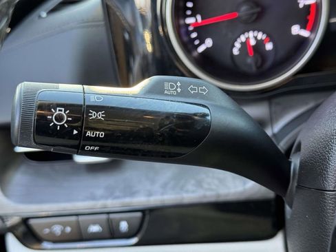 Used 2024 Kia Carnival EX image 22