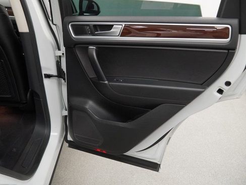 Used 2016 Volkswagen Touareg VR6 image 45