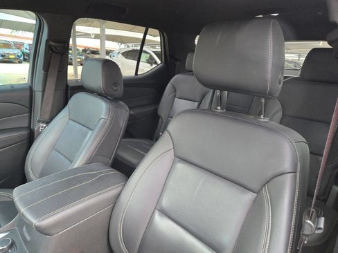 Used 2023 Chevrolet Traverse LT w/ Rear Camera Mirror Package FWD image 9