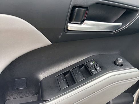 Used 2023 Toyota Highlander XLE image 12