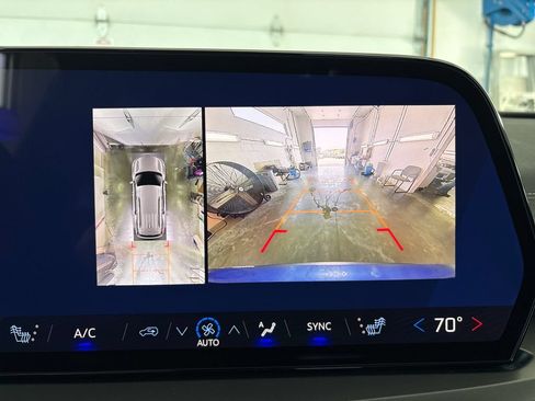 Used 2025 Chevrolet Traverse LT w/ Driver Confidence Package AWD/4WD image 28