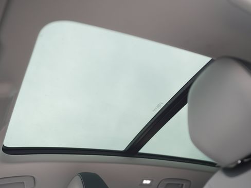 New 2025 Volkswagen Tiguan SE image 25