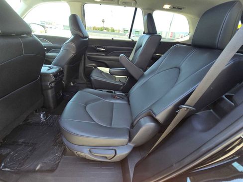Used 2024 Toyota Grand Highlander AWD image 18