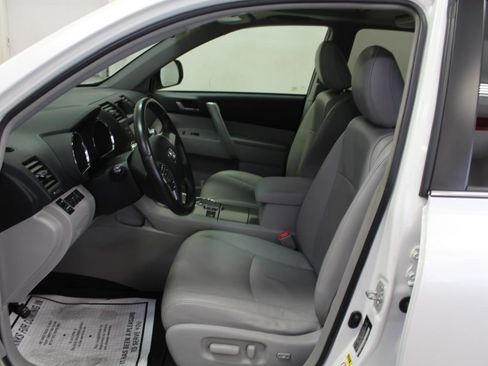 Used 2012 Toyota Highlander SE w/ Tow Pkg AWD/4WD image 19