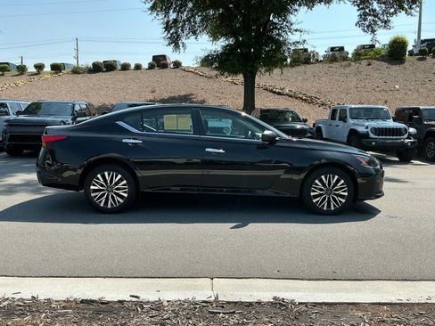 Used 2024 Nissan Altima 2.5 SV AWD/4WD image 6
