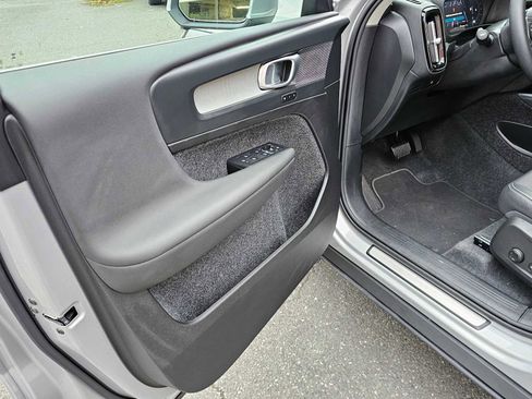 Certified 2025 Volvo XC40 B5 Core image 20