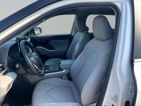 Used 2023 Toyota Highlander LE FWD image 21