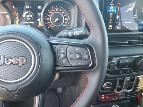 Used 2025 Jeep Wrangler Unlimited Rubicon w/ Convenience Group AWD/4WD image 23
