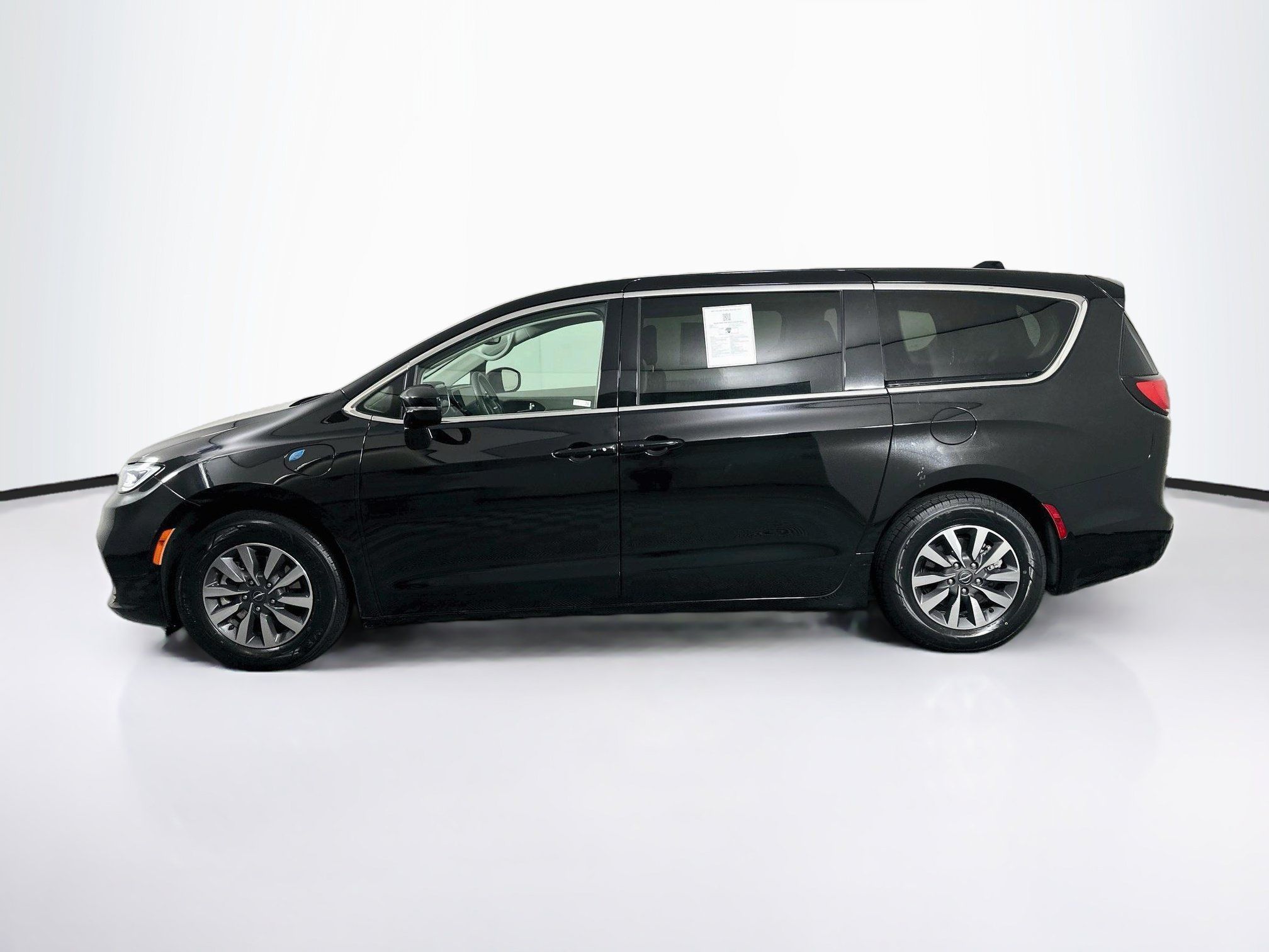 Used 2024 Chrysler Pacifica Limited FWD image 4