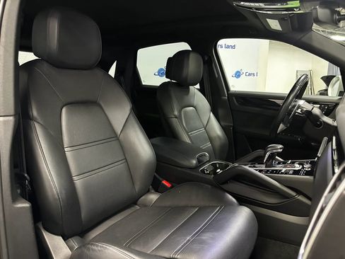 Used 2022 Porsche Cayenne w/ Premium Package AWD/4WD image 27