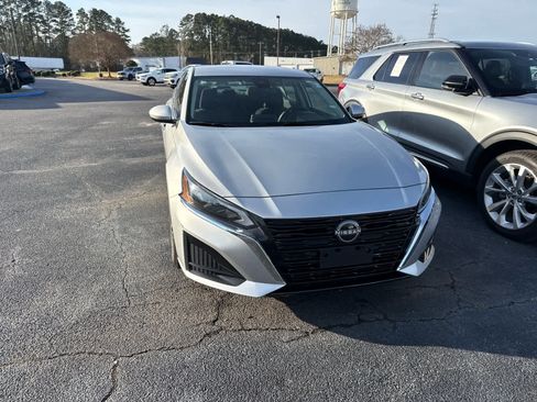 Used 2023 Nissan Altima 2.5 SV image 5