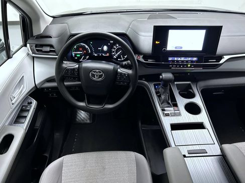 Used 2026 Toyota Sienna LE FWD image 14