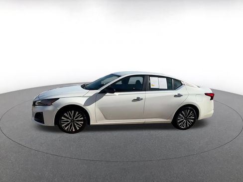 Used 2025 Nissan Altima 2.5 SV FWD image 8