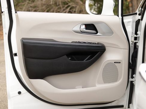 Used 2018 Chrysler Pacifica Limited w/ Advanced Safetytec Group image 27