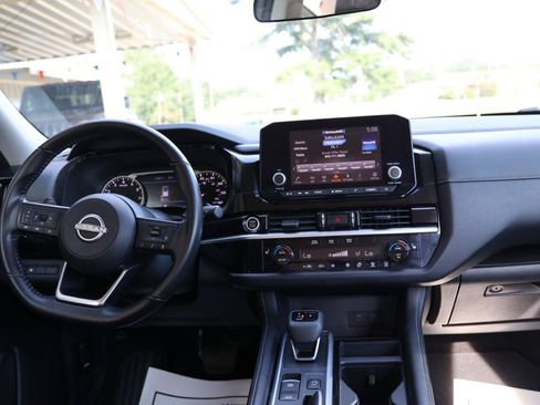 Used 2024 Nissan Pathfinder SV FWD image 11