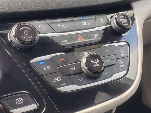 Used 2024 Chrysler Pacifica Touring-L FWD image 19