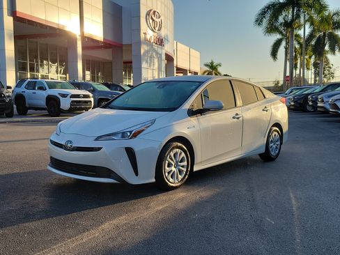 Used 2019 Toyota Prius LE image 2