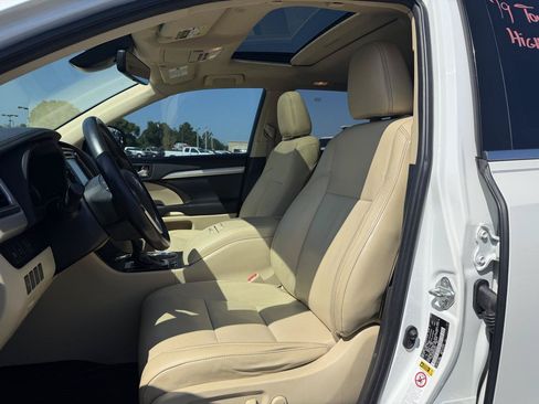 Used 2019 Toyota Highlander XLE FWD image 4