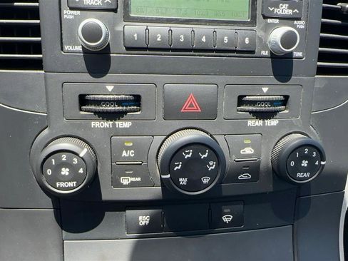 Used 2009 Kia Sedona LX FWD image 32