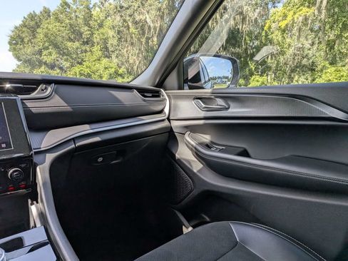 Used 2025 Jeep Grand Cherokee L Altitude RWD image 17