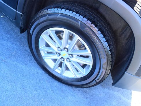 Used 2023 Chevrolet Traverse LT w/ Rear Camera Mirror Package image 13