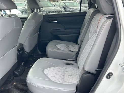 Used 2023 Toyota Highlander Bronze Edition image 12