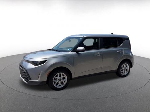 Used 2025 Kia Soul LX w/ LX Technology Package FWD image 8